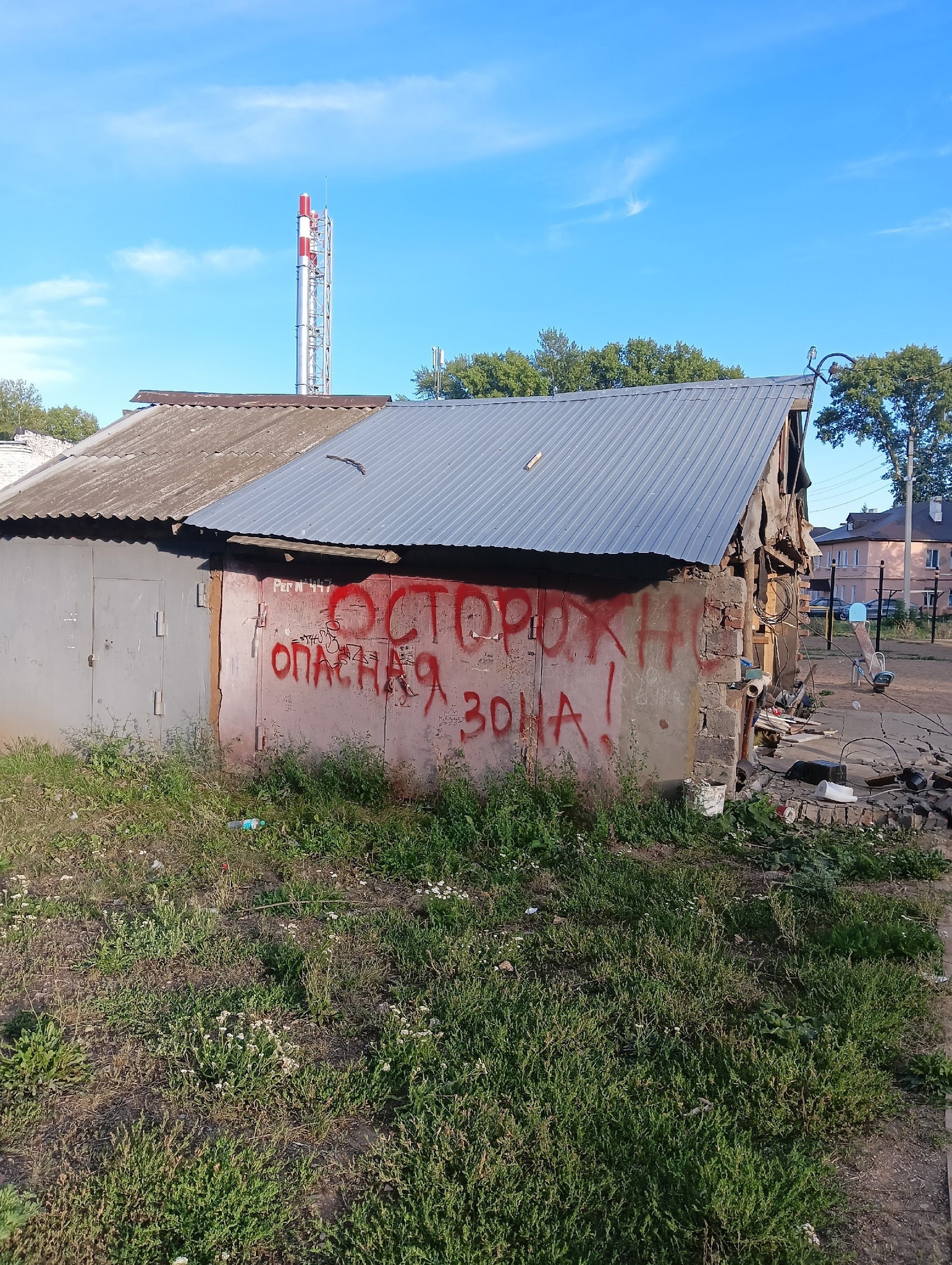 Стена старой постройки упала на детскую площадку в Бугульме | 22.08.2023 |  Бугульма - БезФормата