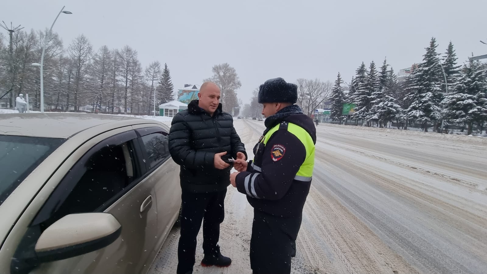 Сегодня в Бугульме сотрудники Госавтоинспекции поздравили водителей с  праздником и напомнили о соблюдении ПДД | 31.12.2023 | Бугульма - БезФормата