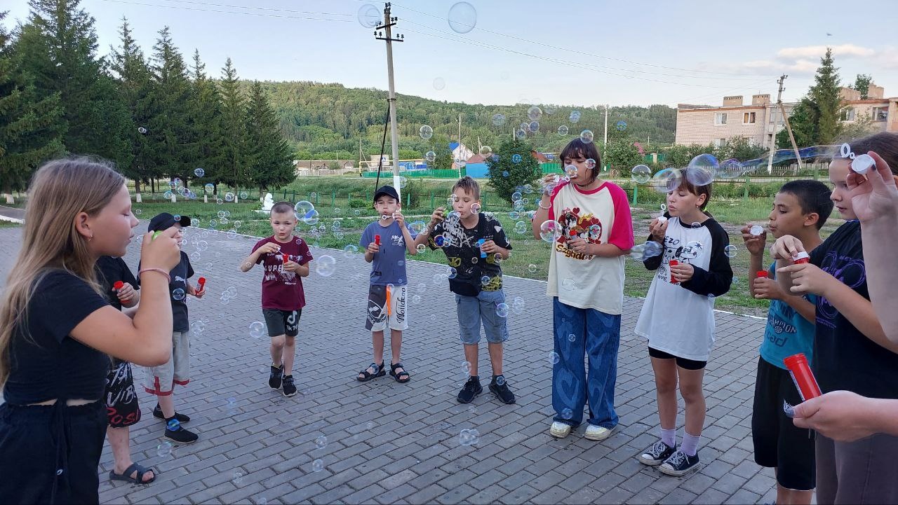 День мыльных пузырей провели в Бугульминском районе | 19.06.2024 | Бугульма  - БезФормата