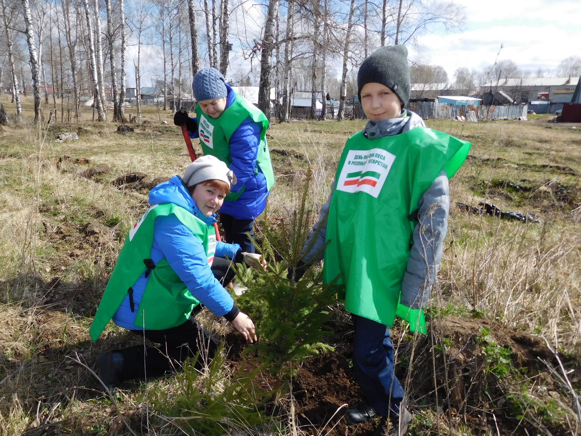 Бугульминские добровольцы и учащиеся прогимназии посадили деревья Победы