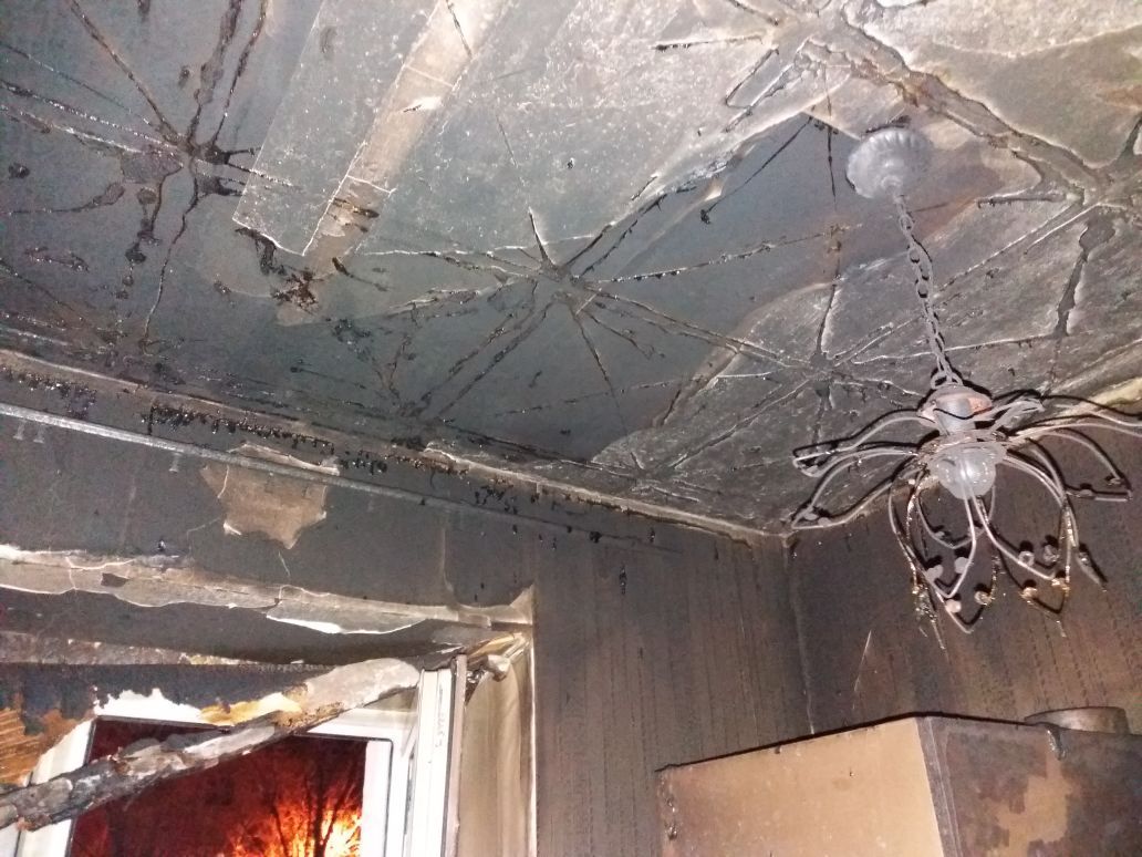 Появились фото с места пожара в квартире на улице Советской