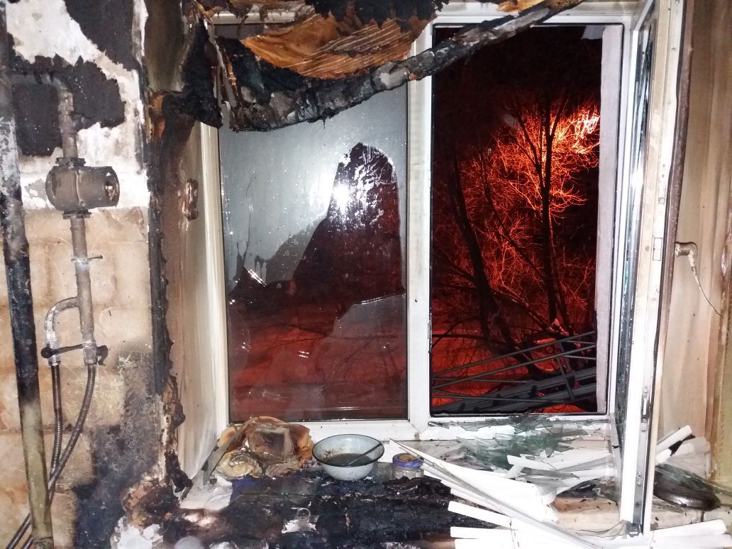 Появились фото с места пожара в квартире на улице Советской