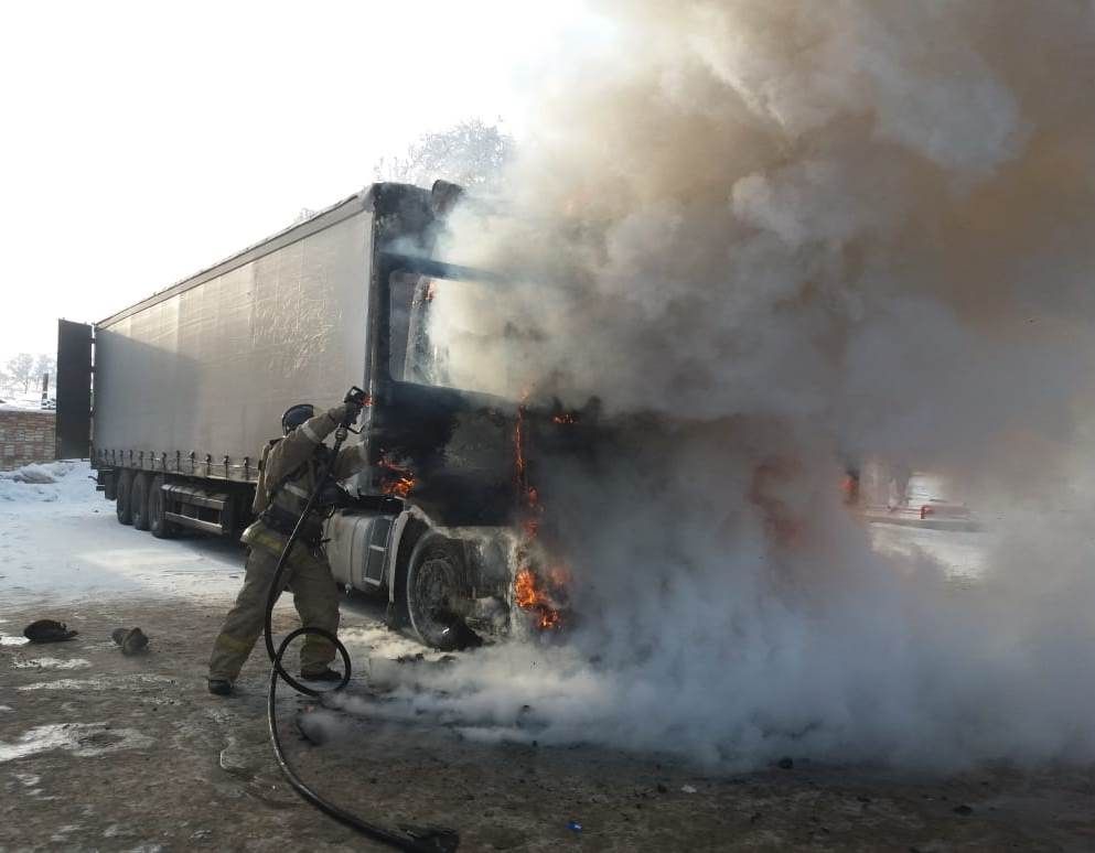 В Бугульме, на улице 14 Павших горел грузовик