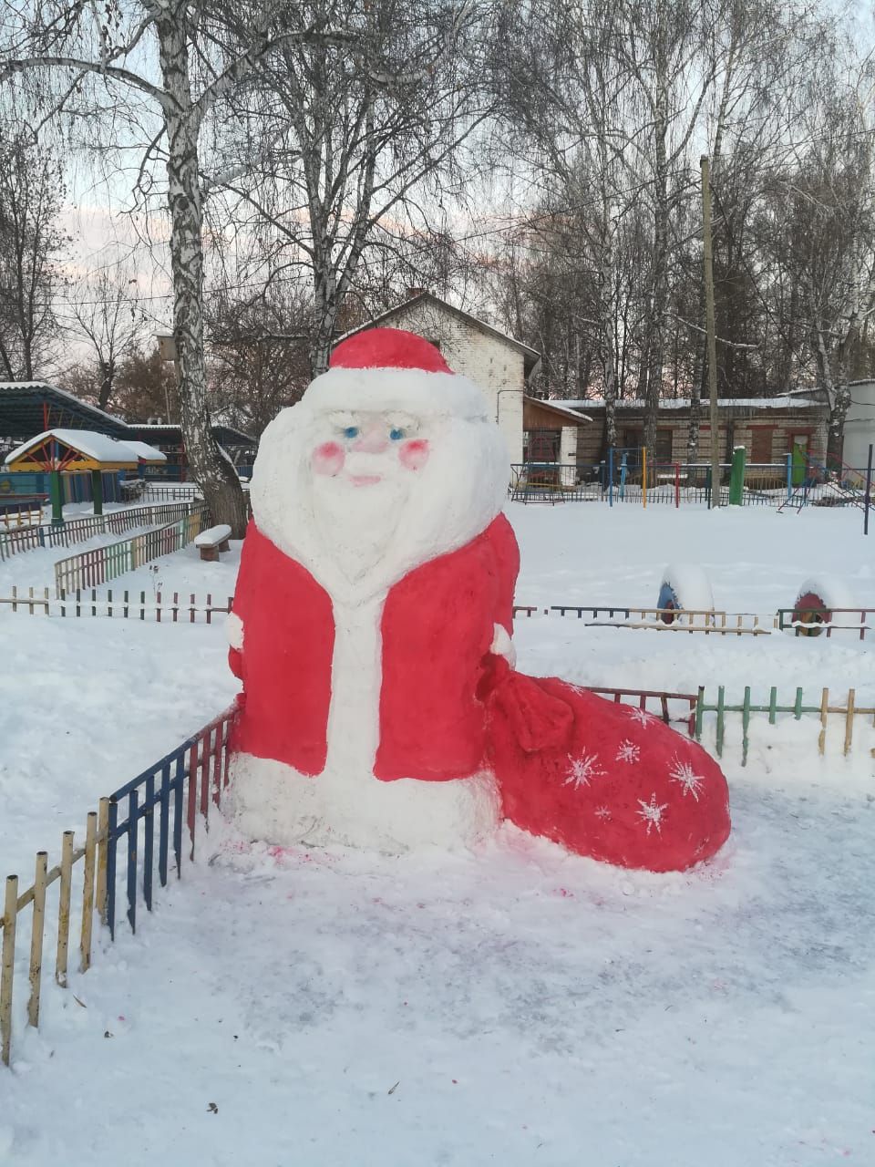Дед Мороз и Снегурочка в детском саду № 11 “Искорка”