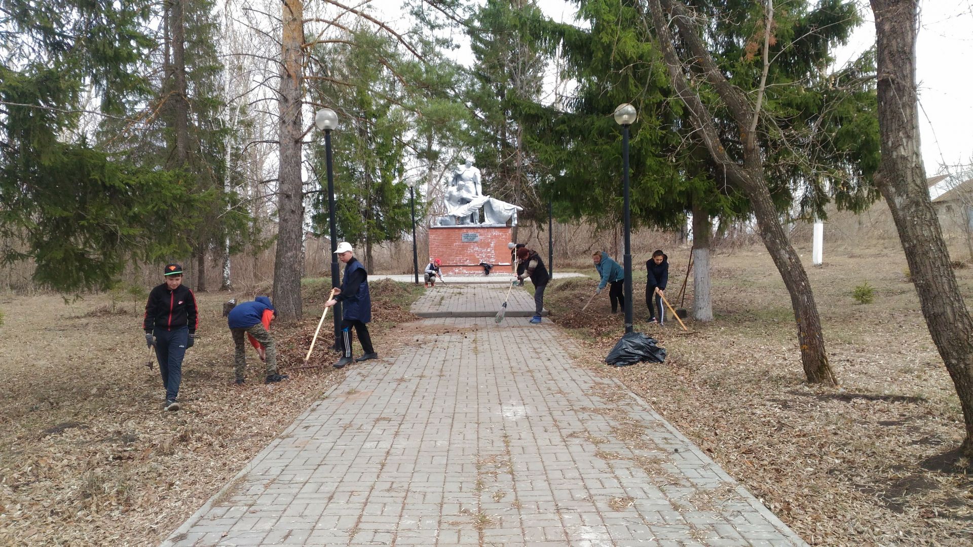За несколько дней сельчане Бугульминского района собрали тонну макулатуры, посадили деревья и навели порядок в парке