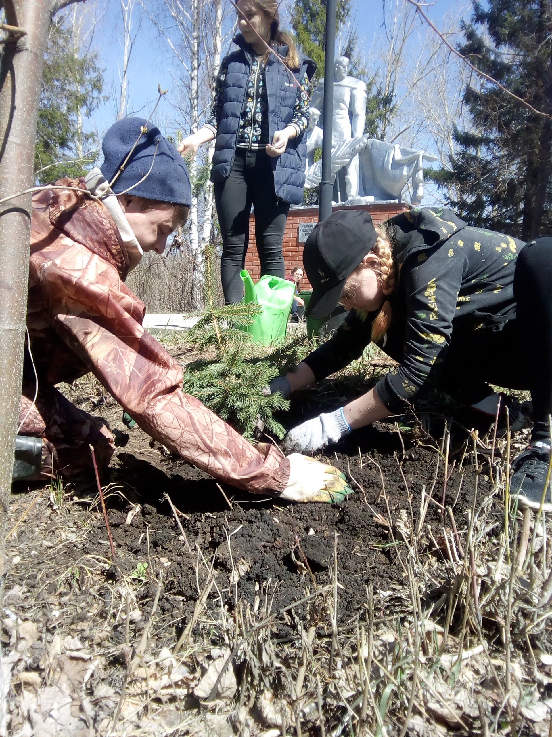 За несколько дней сельчане Бугульминского района собрали тонну макулатуры, посадили деревья и навели порядок в парке