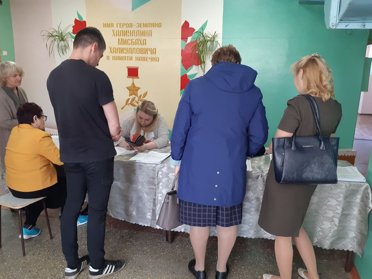 Избиратели счетного участка, расположенного в Малой Бугульме, принимают активное участие в голосовании