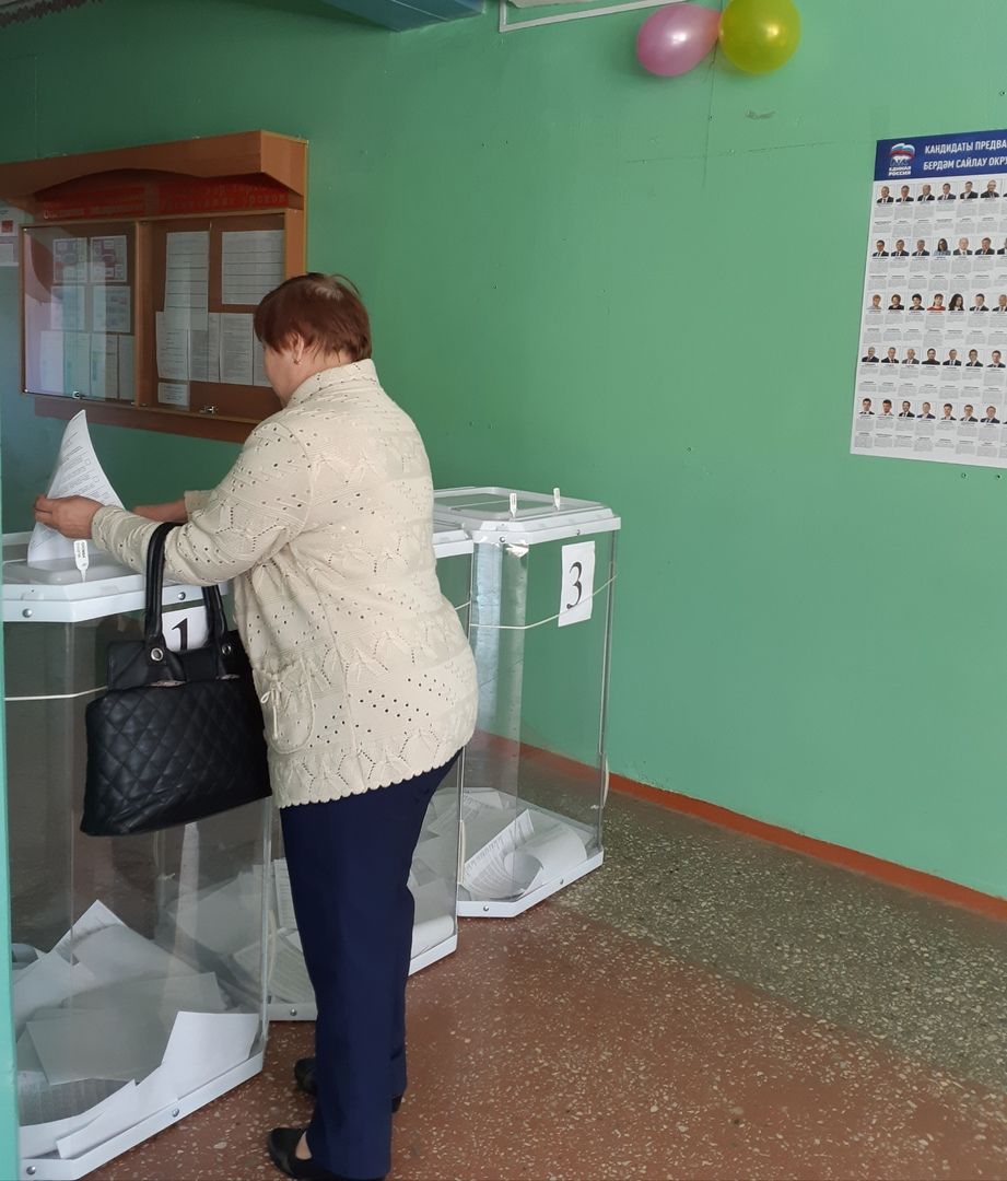 Избиратели счетного участка, расположенного в Малой Бугульме, принимают активное участие в голосовании