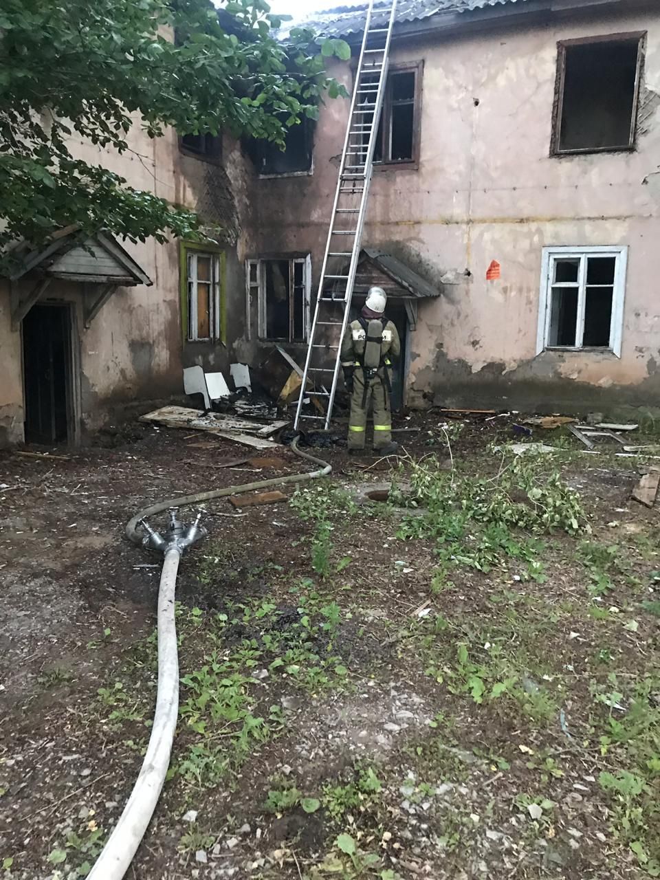 Сегодня ночью в Бугульме горел двухэтажный щитовой дом