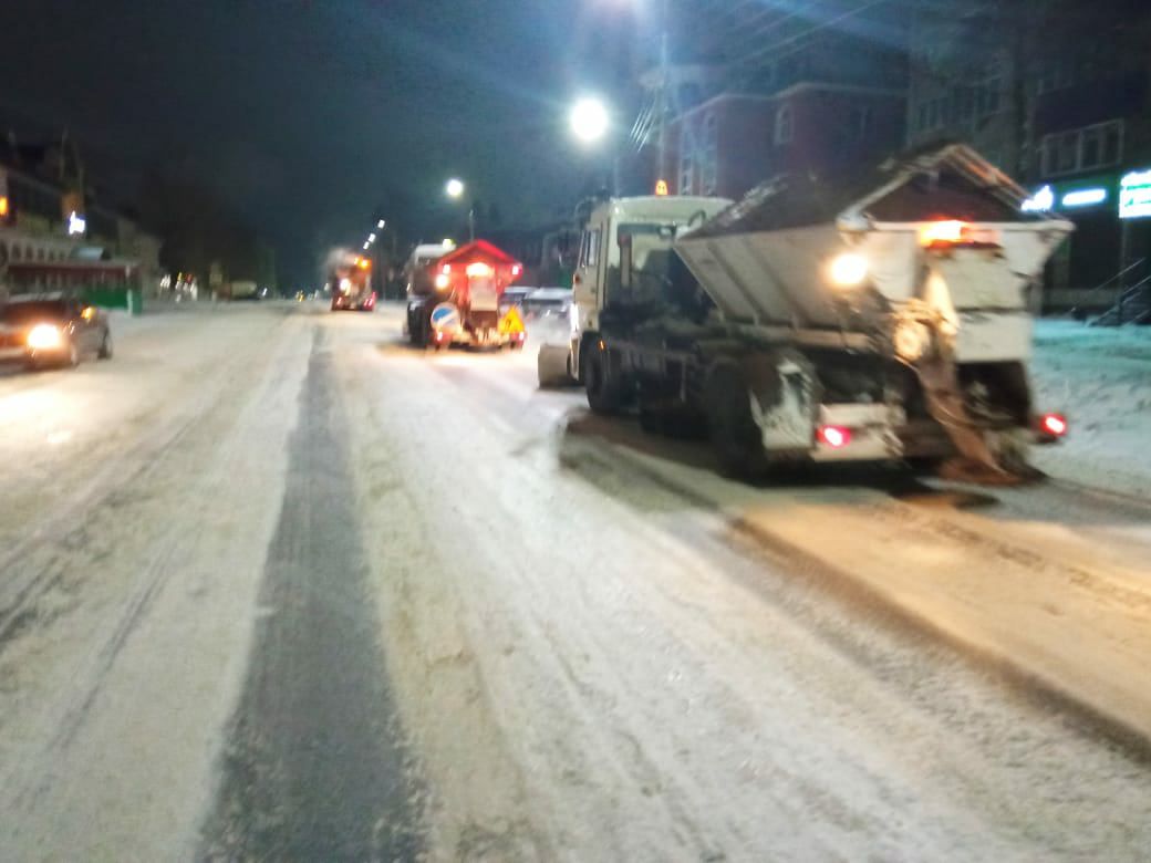 В Бугульме дорожные службы активно убирают и вывозят снег