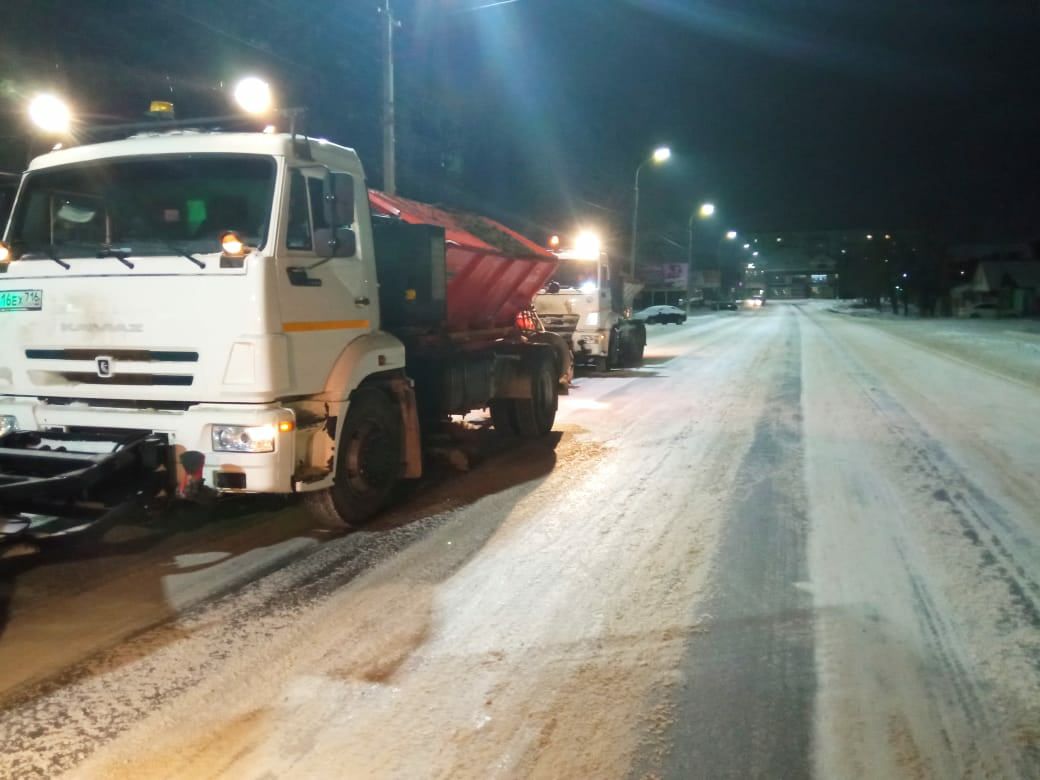 В Бугульме дорожные службы активно убирают и вывозят снег