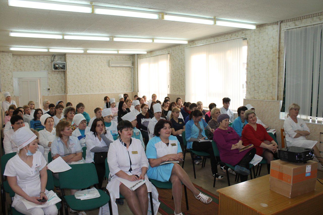 "Бөгелмә район үзәк хастаханәсе" Дәүләт автоном сәламәтлек саклау оешмасының баш табибы Рим Әмиров хезмәттәшләрен котлады