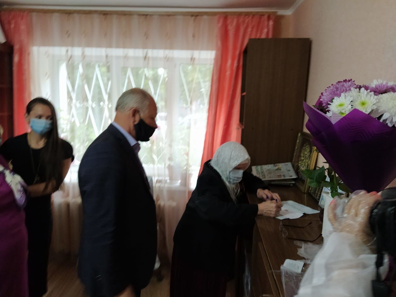 Бугульминка приняла участие в голосовании в день своего 90-летия