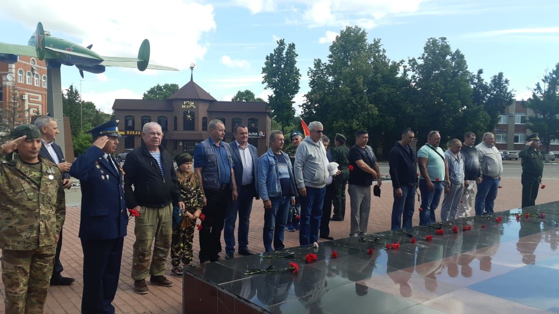 В Бугульме к Мемориалу Вечной Славы возложили цветы в честь Дня ветеранов боевых действий