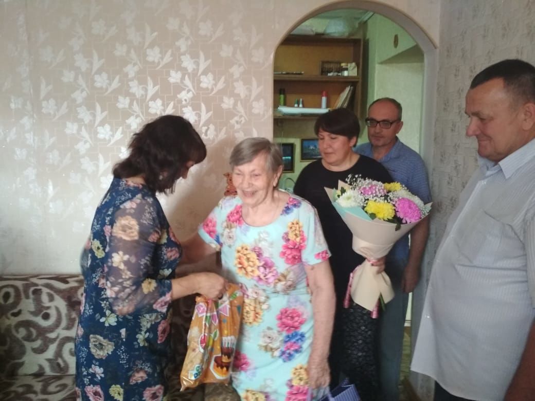 Ветераны боевых действий поздравили с юбилеем Нину Евгеньевну Сапожникову, маму солдата, погибшего в Афганистане 35 лет назад