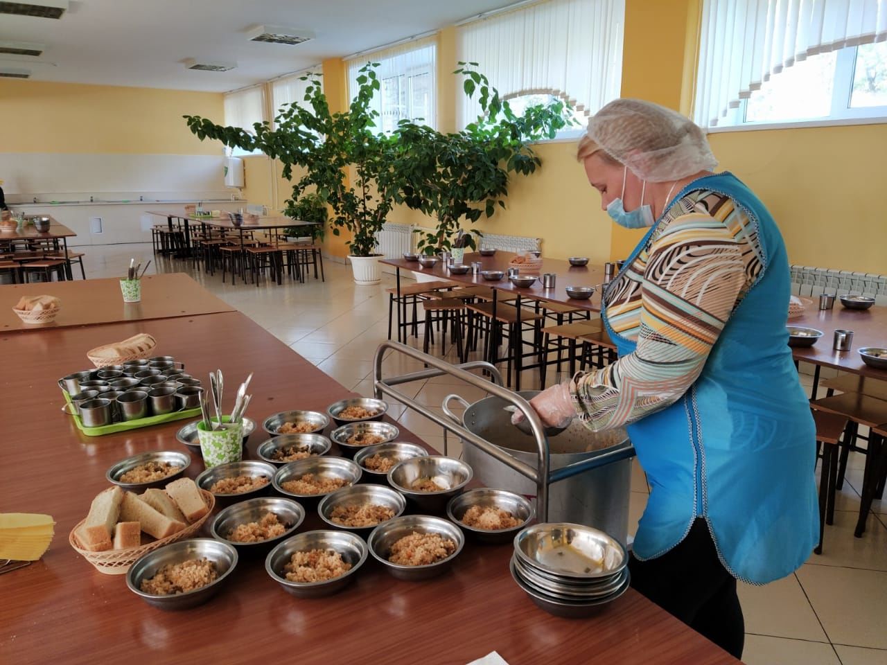 С этого учебного года школьники Бугульминского района получают бесплатное горячее питание
