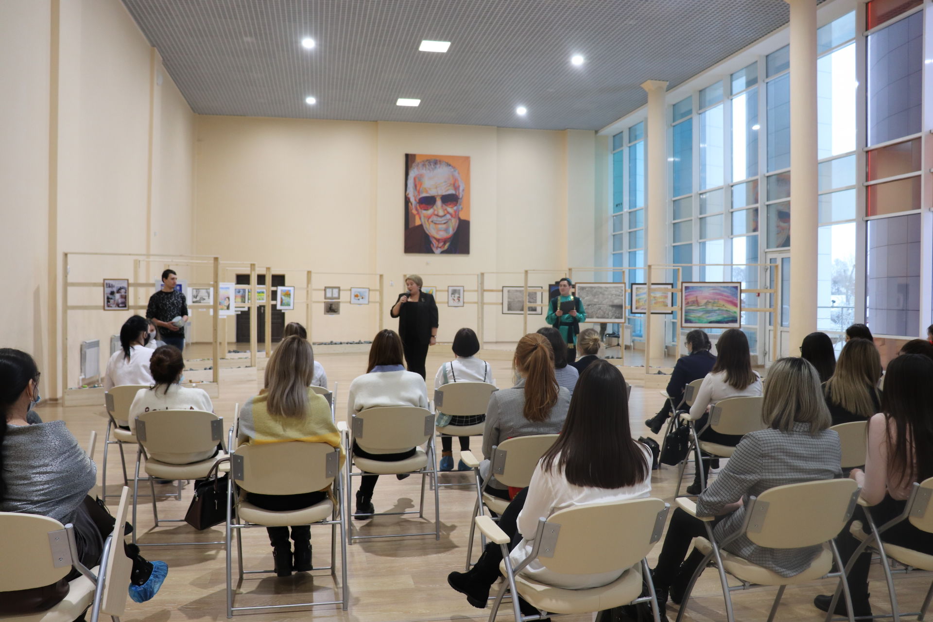 В Бугульме открыли выставку картин, посвященную Году родного языка и народного единства в РТ