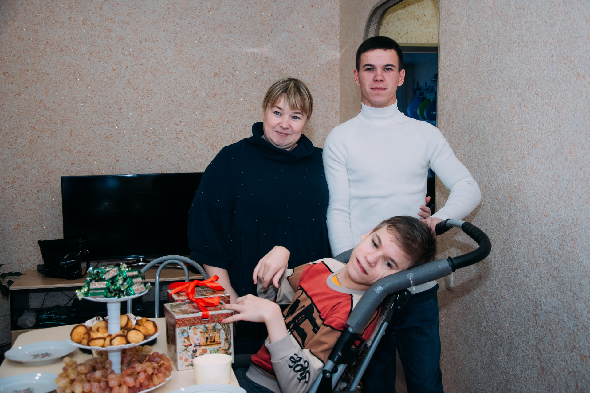 «Елочка желаний»: Мэр Бугульмы вручил новогодний подарок юному бугульминцу