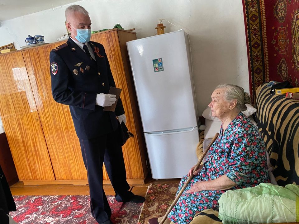 В Бугульме сотрудники полиции поздравили своего 99-летнего ветерана с наступающим Днем Победы