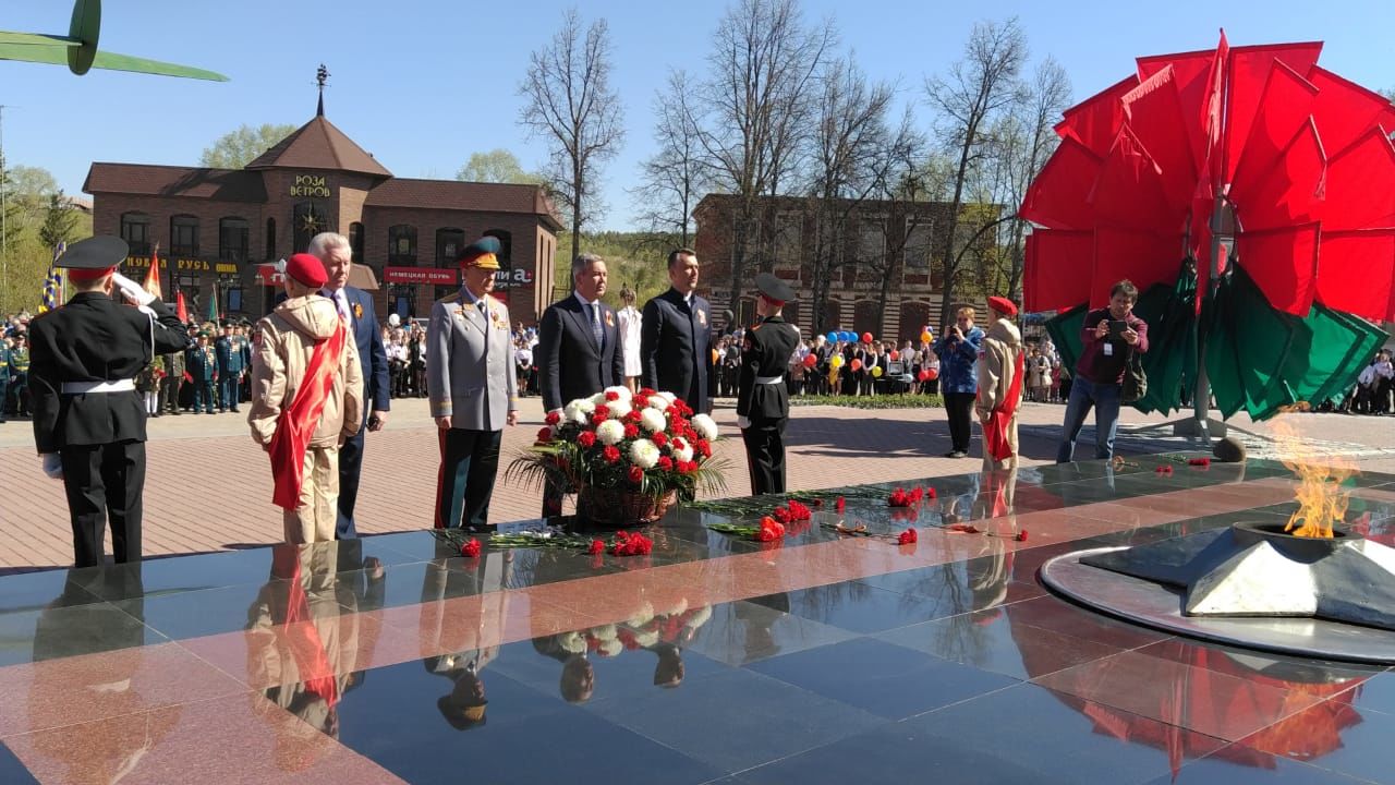 В Бугульме прошло возложение цветов к мемориалам в честь Дня Победы