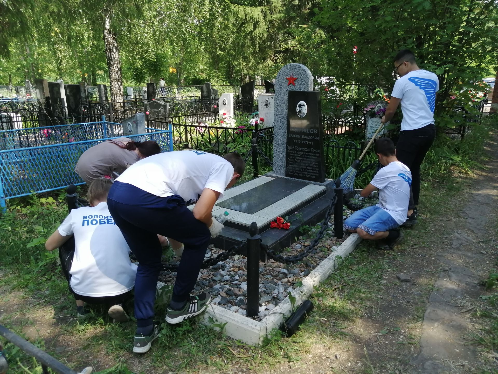 В Бугульме волонтеры Победы благоустроили Монумент воинам