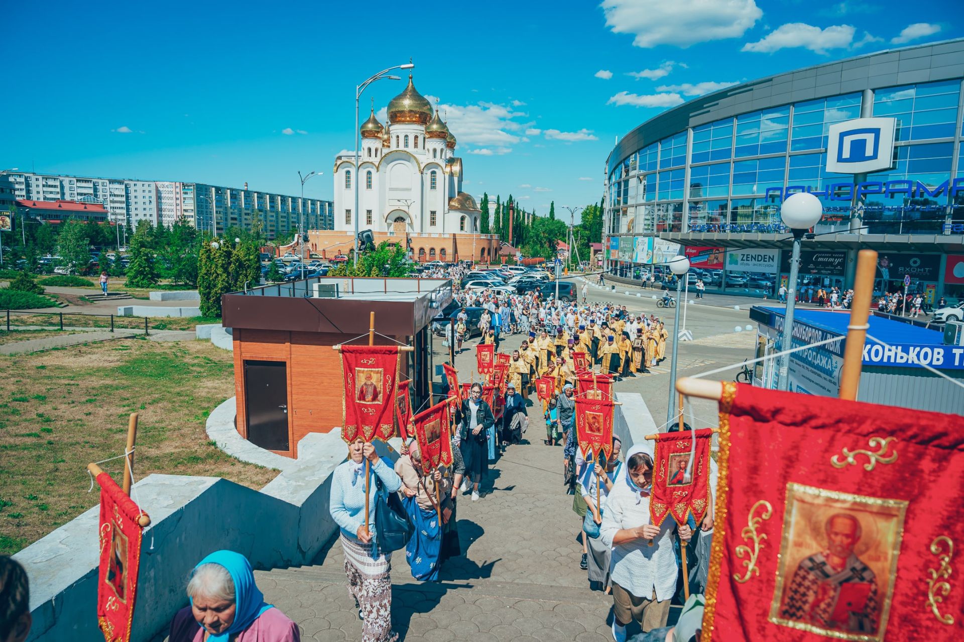 Бугульминцы посетили крестный ход к Дню Крещения Руси в соседнем Альметьевске