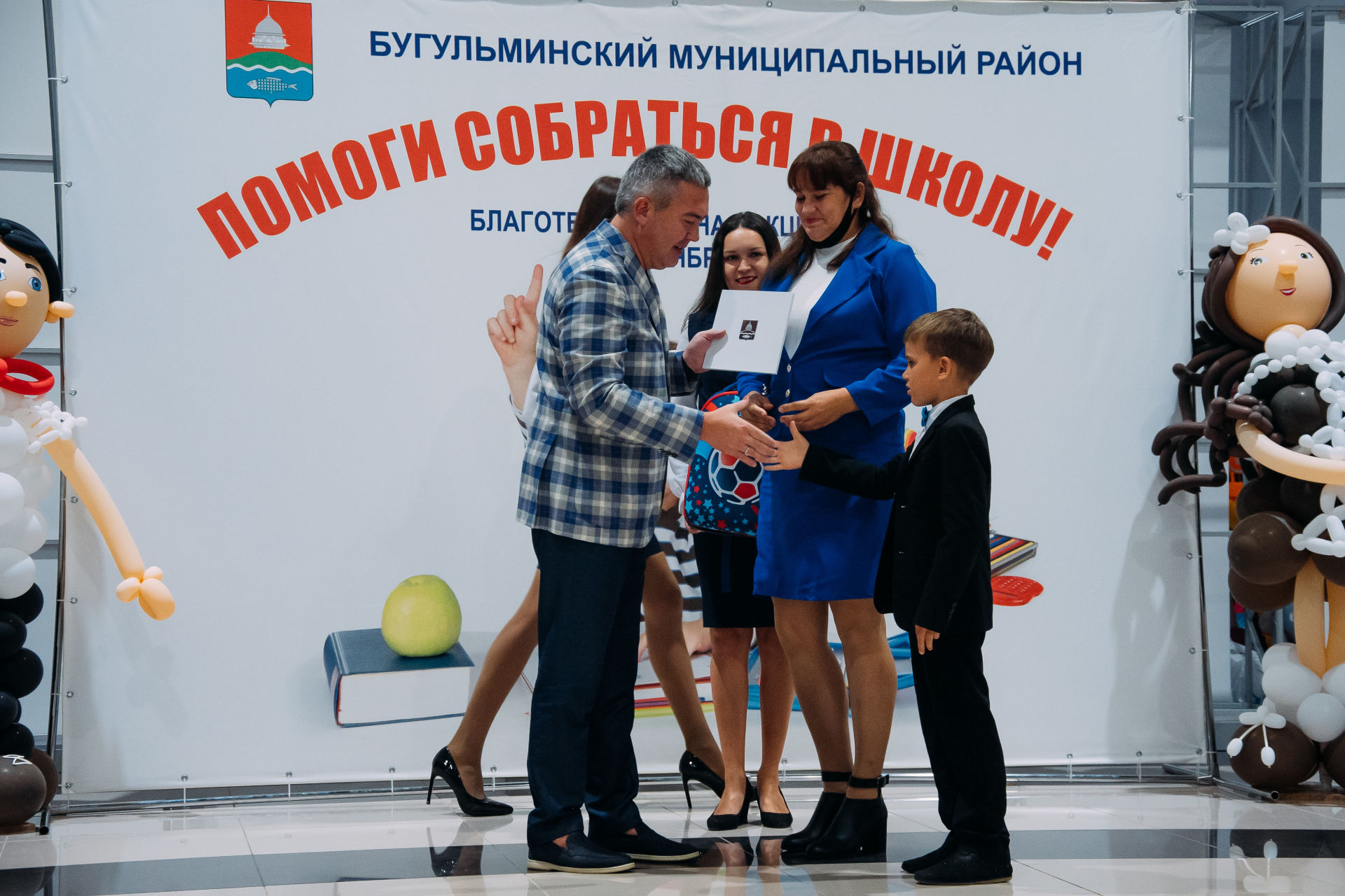 Мэр Бугульмы вручил денежные сертификаты многодетным семьям в рамках акции «Помоги собраться в школу»