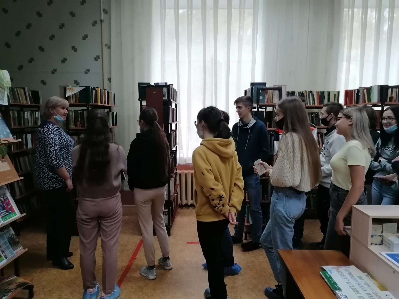 Для десятиклассников из Бугульмы провели экскурсию по центральной библиотеке
