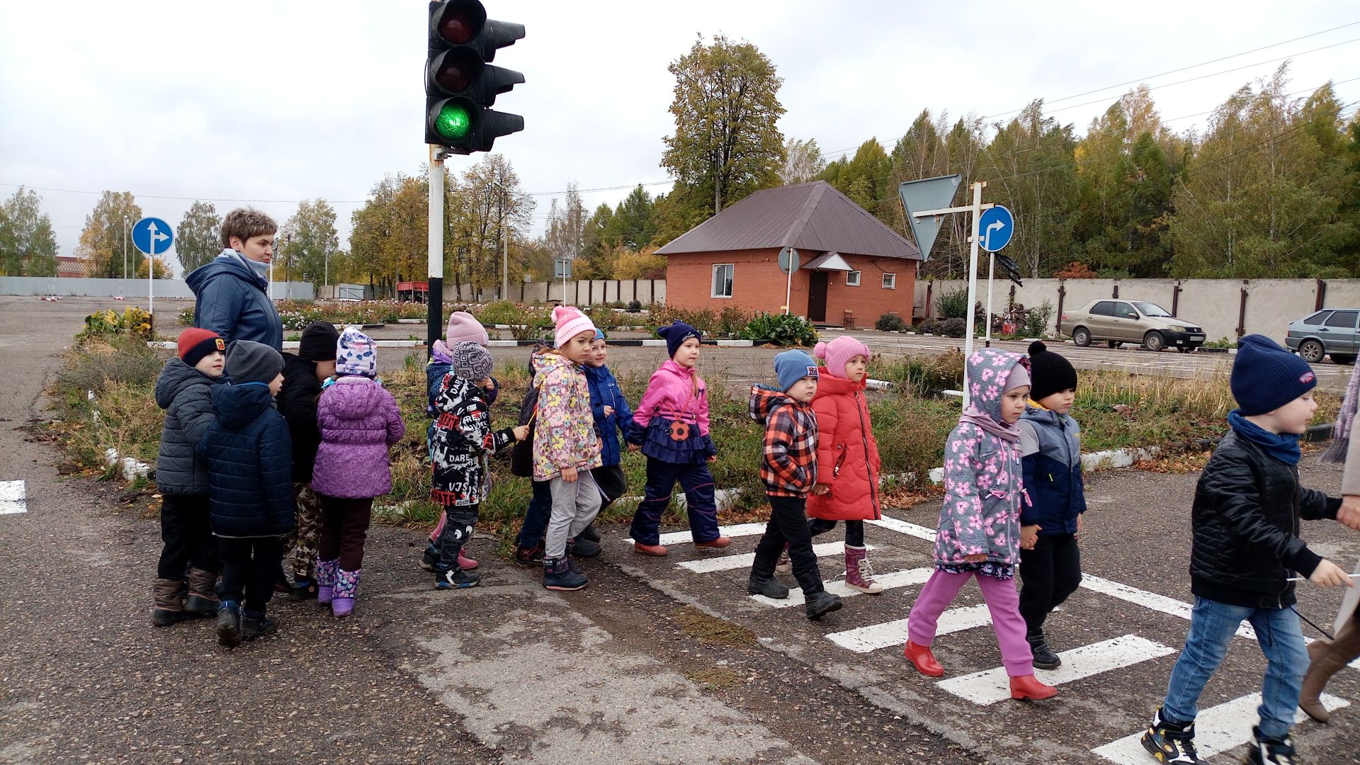 На экскурсии бугульминским дошкольникам рассказали про пешеходный переход