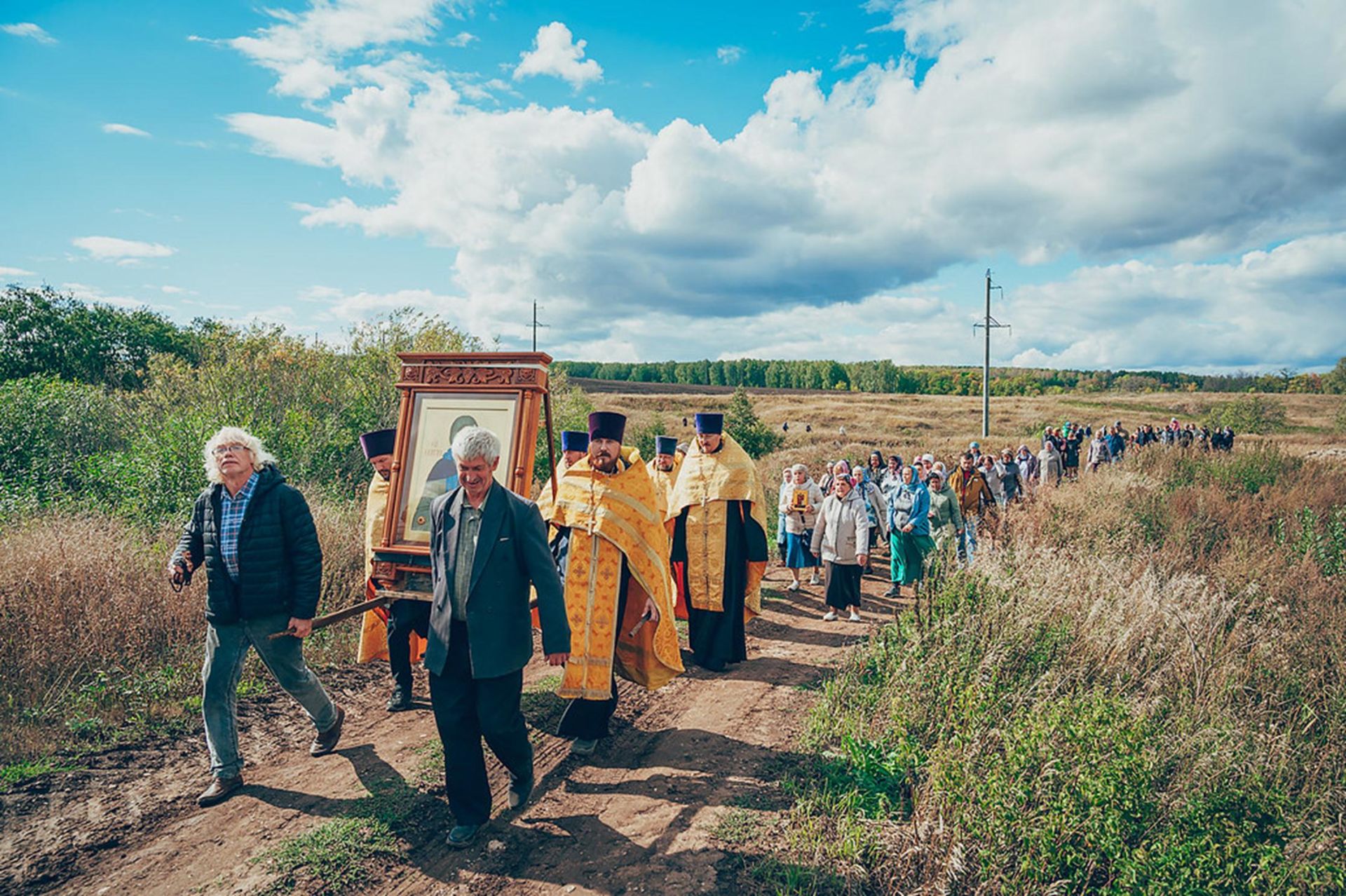 Крестный ход по благословению епископа Мефодия состоялся в Бугульминском районе