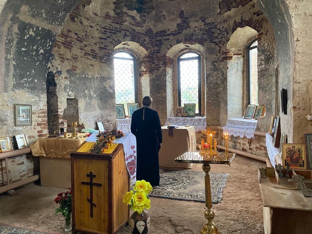 В восстанавливаемом храме Бугульминского района совершена Божественная литургия