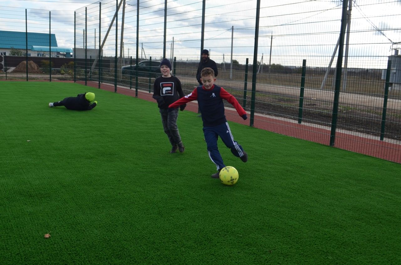 Новая футбольная площадка в Подлесном собирает местных жителей самого разного возраста