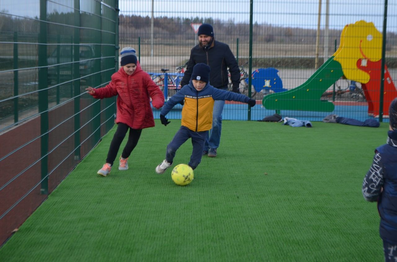 Новая футбольная площадка в Подлесном собирает местных жителей самого разного возраста