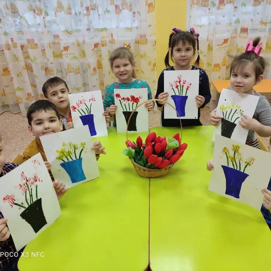 Дошкольники Бугульмы нарисовали тюльпаны для мам в нетрадиционной технике