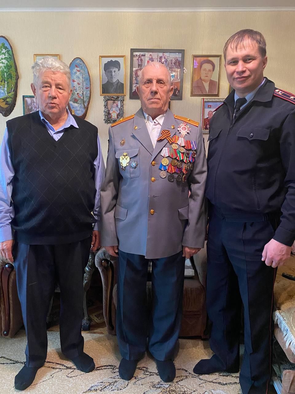 Бугульминские полицейские поздравили своих коллег с наступающим Днем ветеранов органов внутренних дел