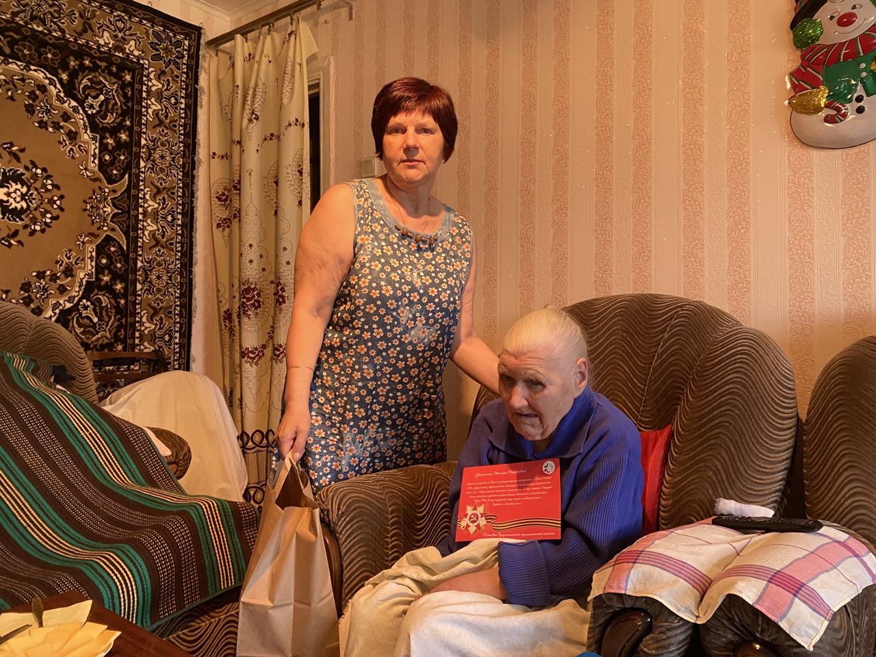 Женсовет Бугульмы поздравил с Днем Победы одиноких пожилых женщин