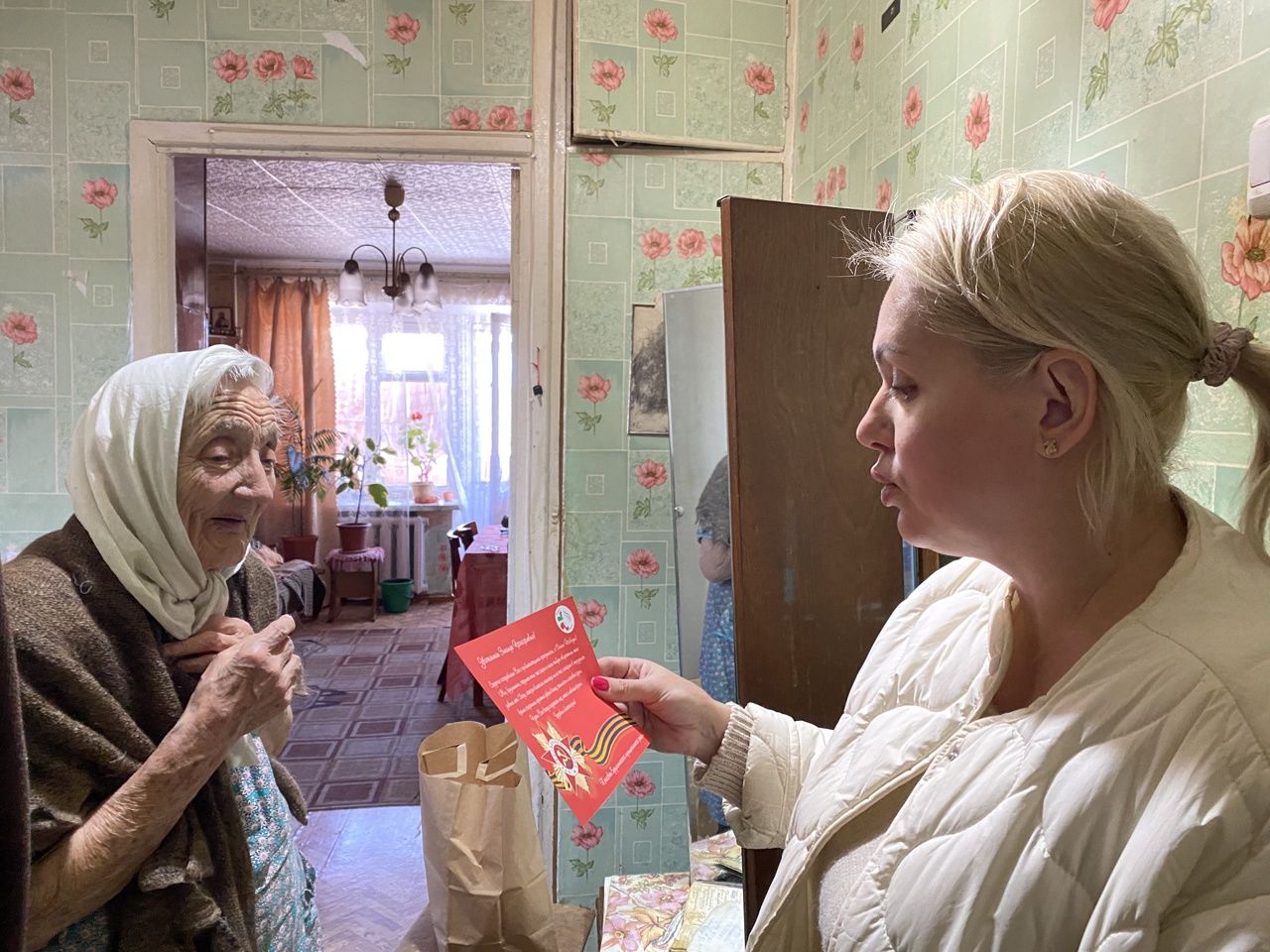 Женсовет Бугульмы поздравил с Днем Победы одиноких пожилых женщин
