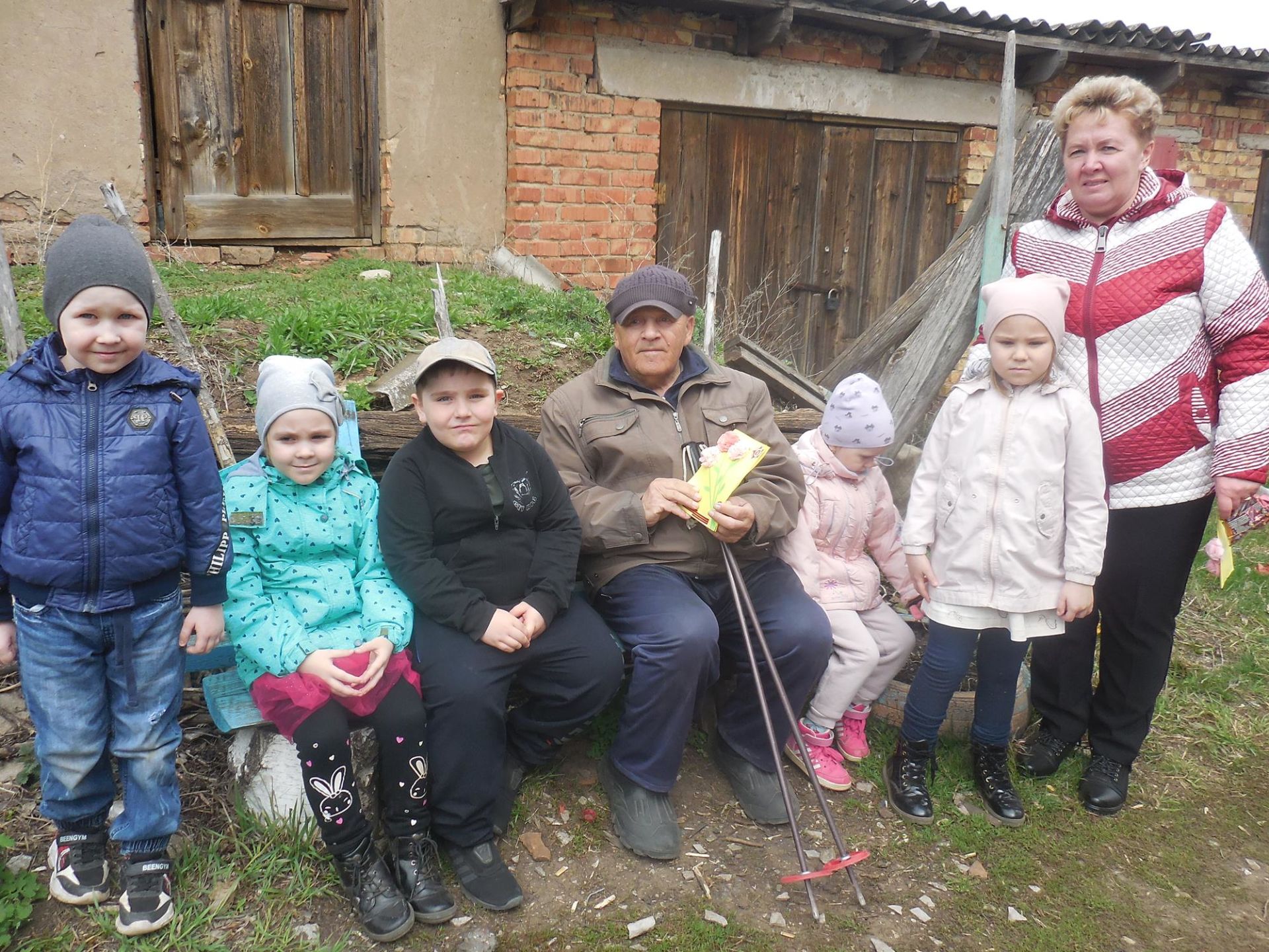 В Бугульминском районе школьники поздравили тружеников тыла