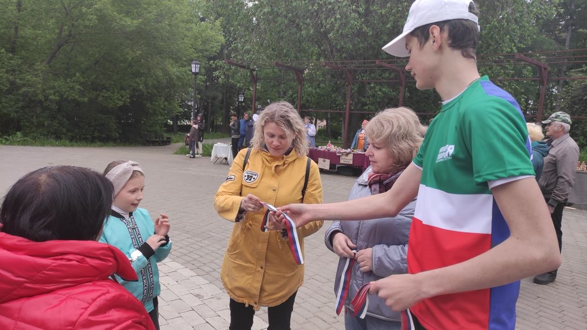 На улицах города бугульминцам раздали ленточки с цветами российского флага