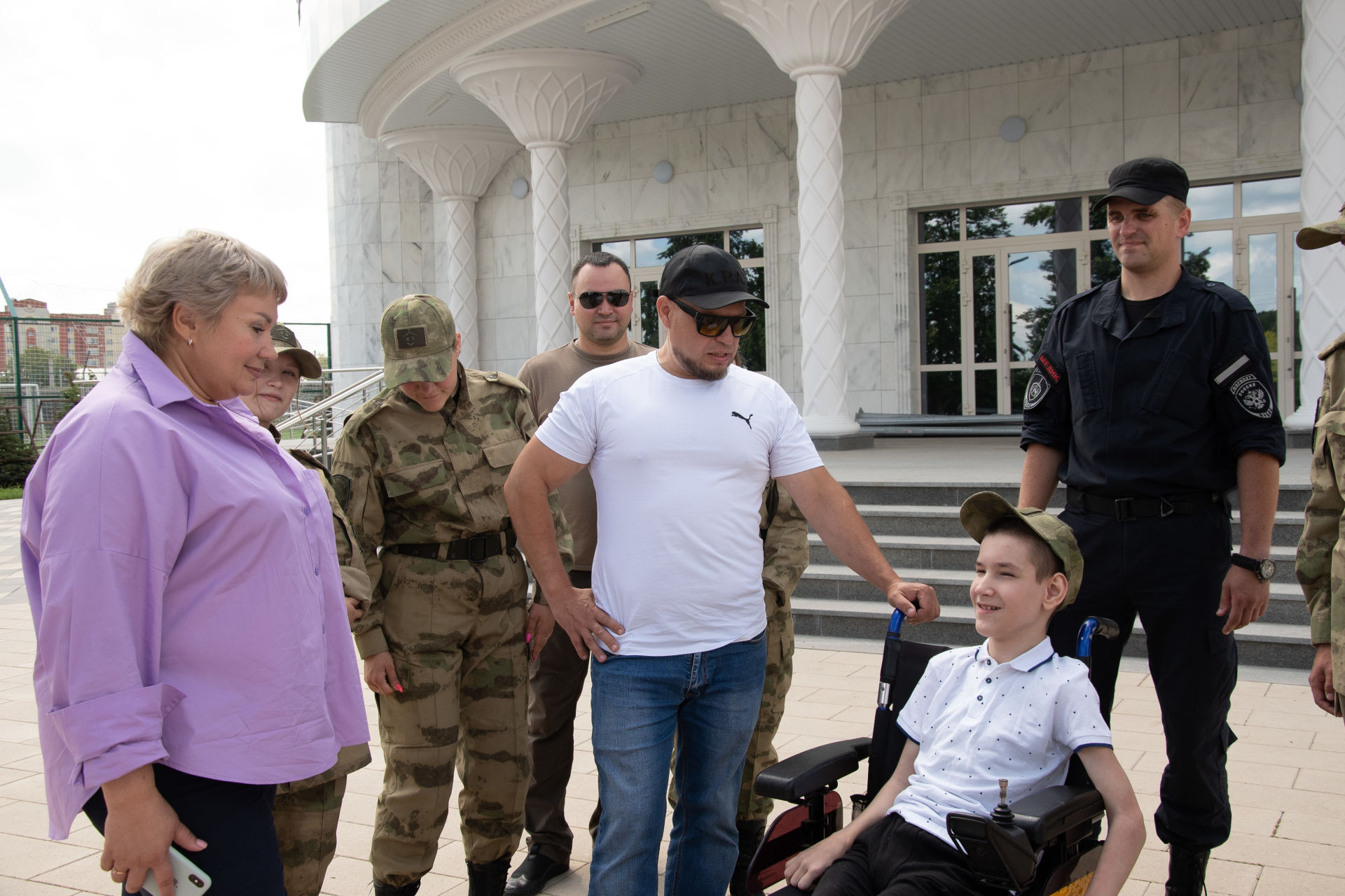 13-летний бугульминец Айнур Алексеев с ДЦП осваивает езду на новой коляске