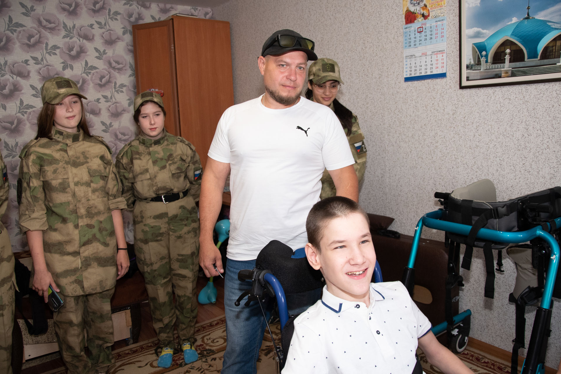 13-летний бугульминец Айнур Алексеев с ДЦП осваивает езду на новой коляске