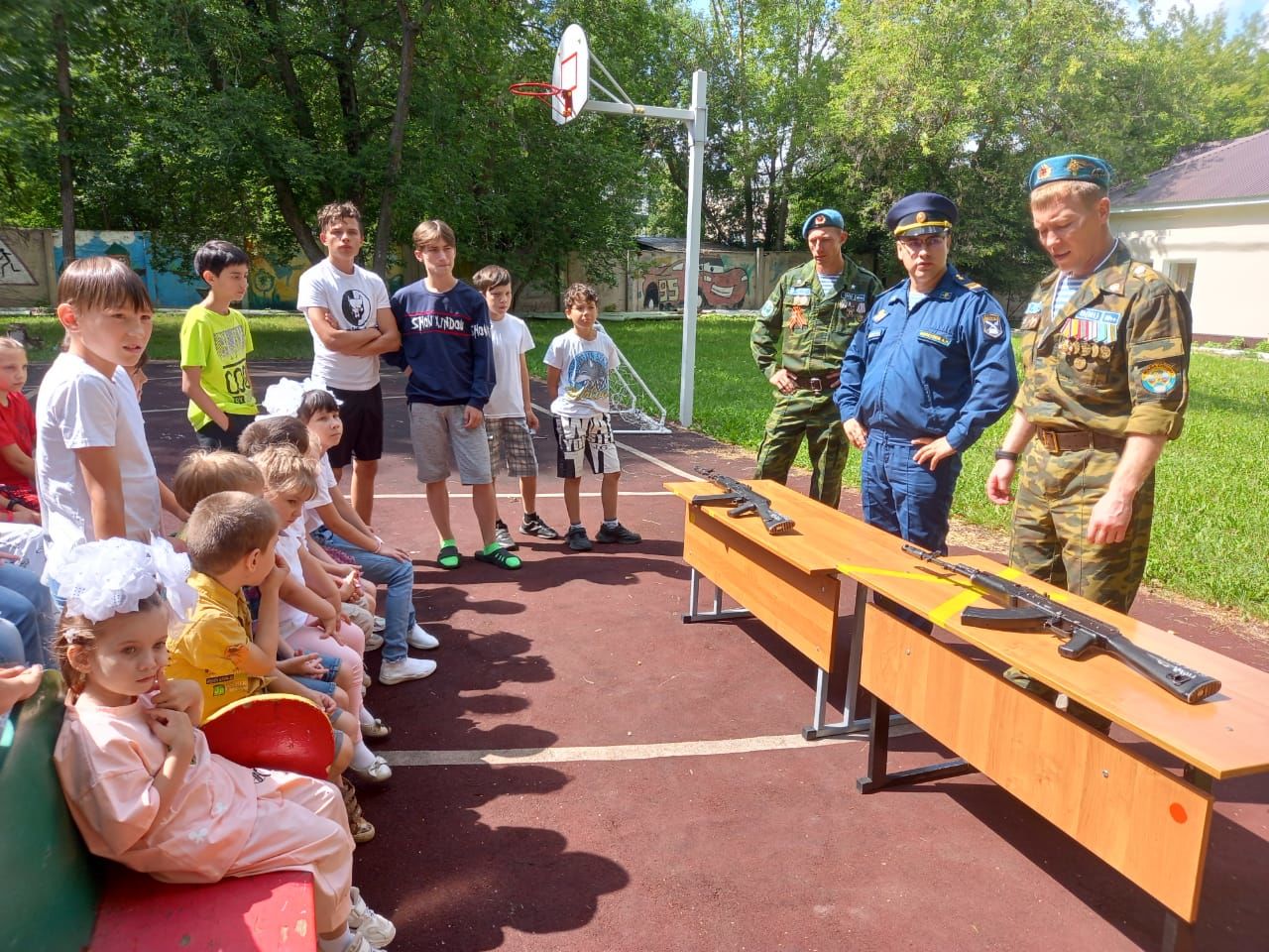 Десантники провели мастер-класс по сборке и разборке оружия в приюте Бугульмы