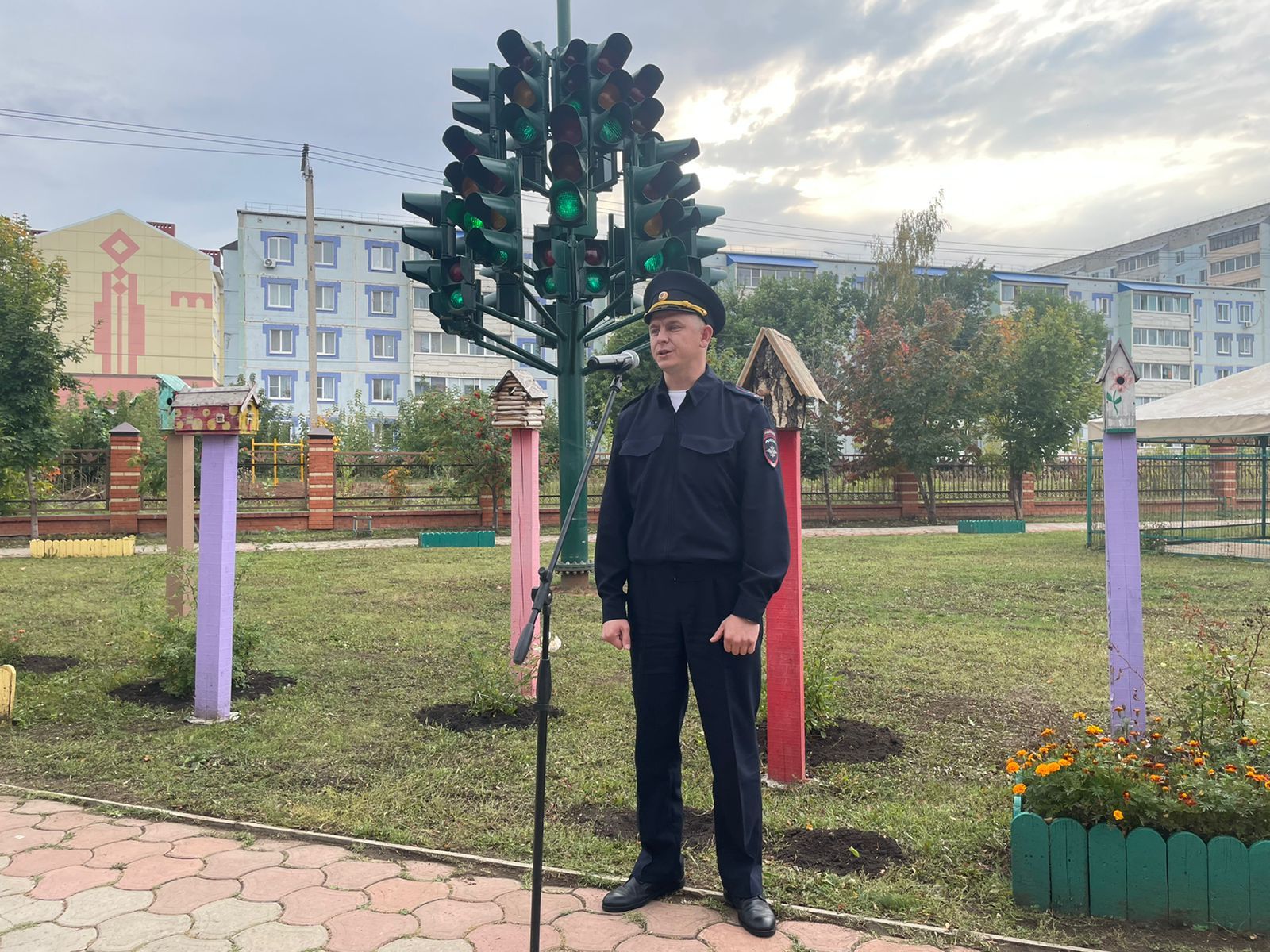 «Светофорное дерево» украсило детский парк Бугульмы