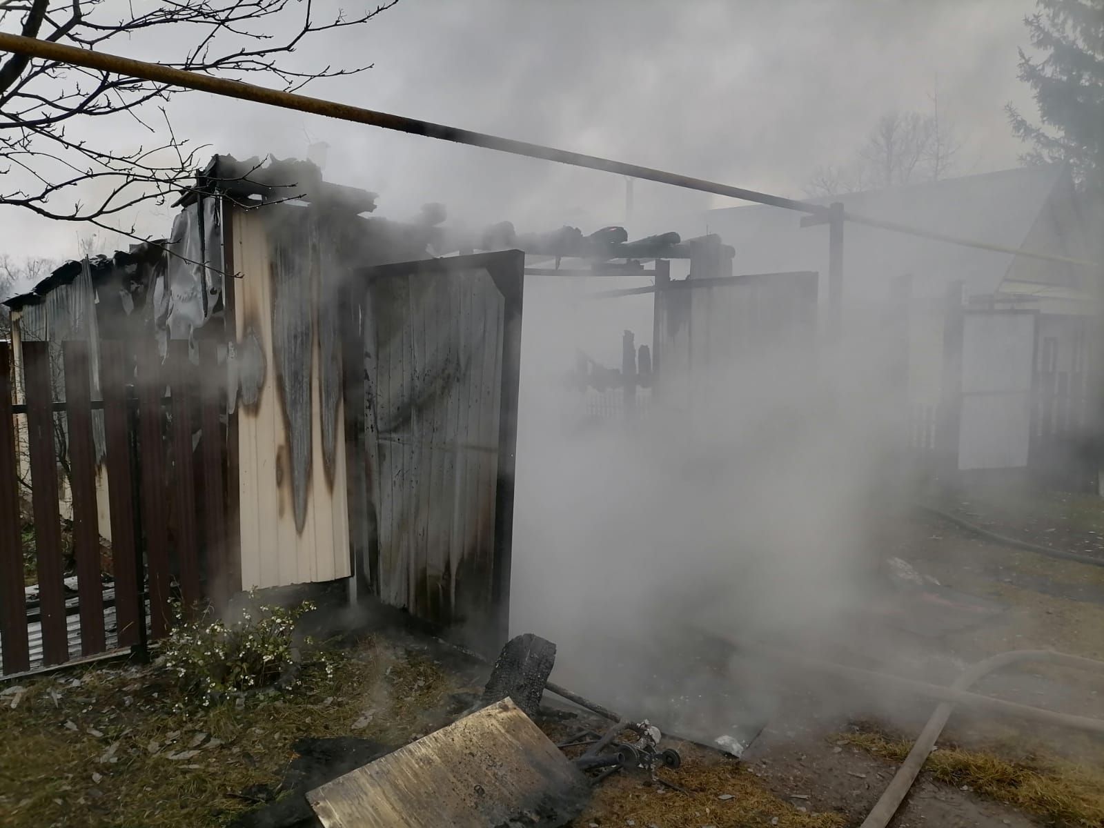 В Бугульминском районе дотла сгорел гараж
