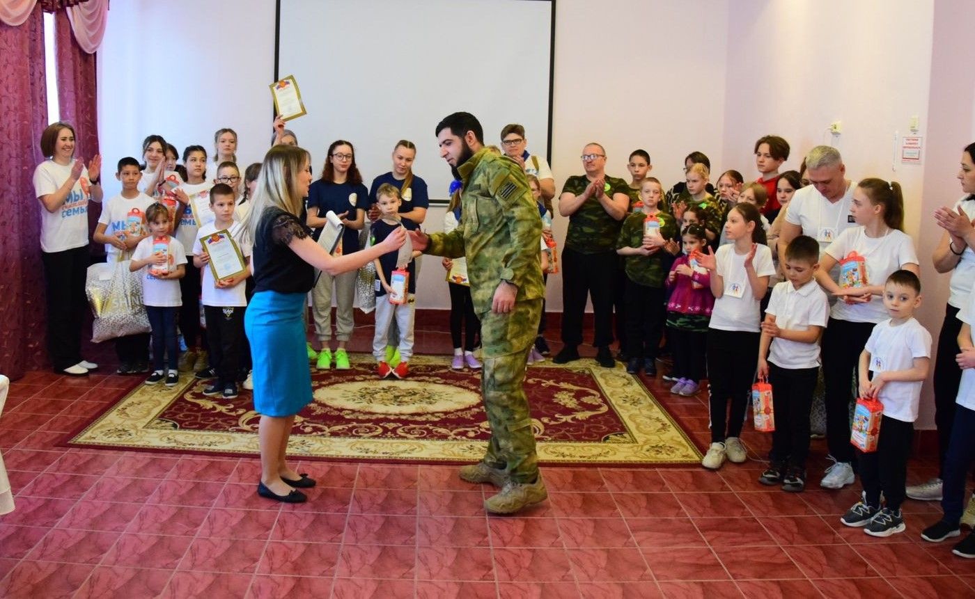 Активисты Центра «Форпост» организовали выставку вооружения и экипировки
