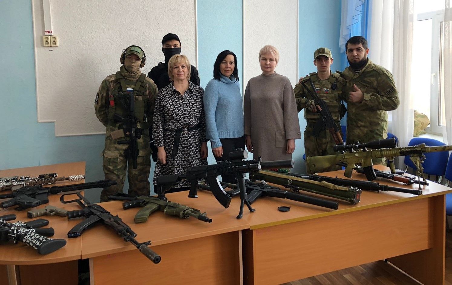 Активисты Центра «Форпост» организовали выставку вооружения и экипировки