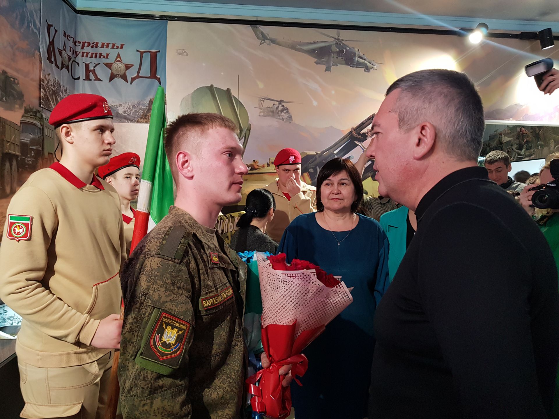 Линар Закиров вручил уроженцу Бугульмы медаль «За отвагу»
