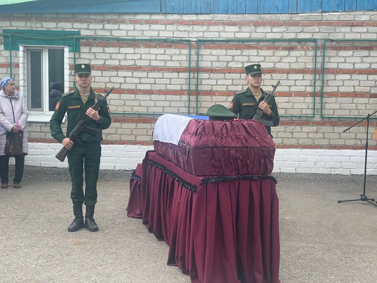 Жители Бугульмы простились с погибшим в СВО Миндубаевым Фархадом