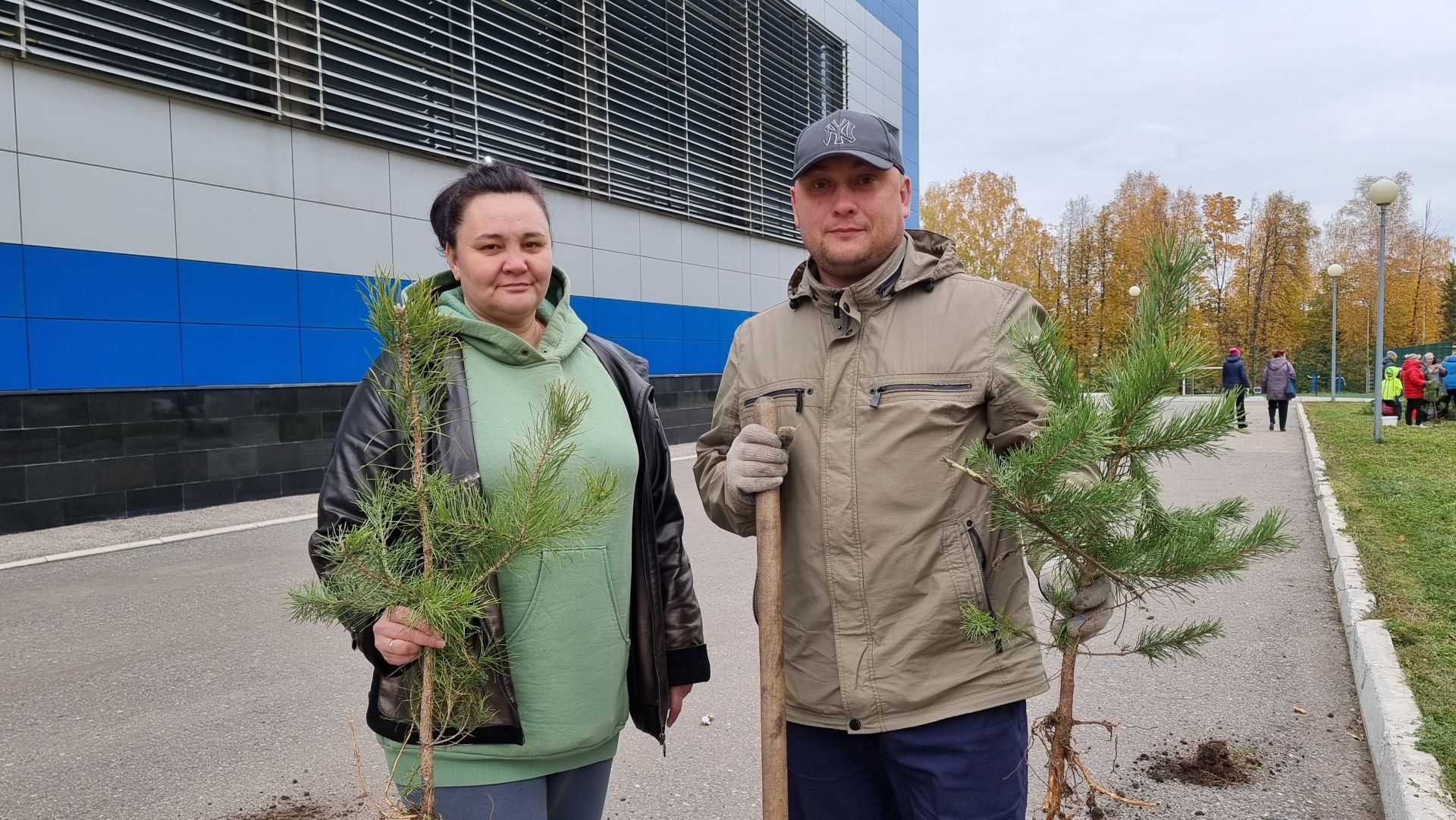 В Бугульме активисты высадили почти 3 000 саженцев деревьев