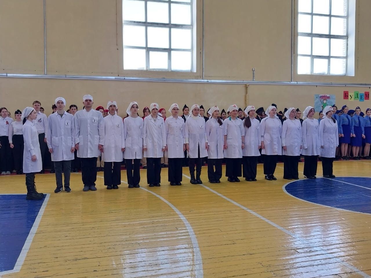 Традиционный смотр строя и песни прошел в Бугульминском медучилище имени Вязьмина